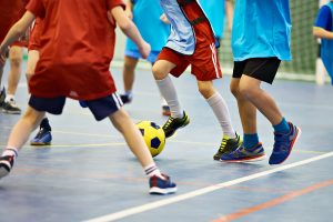 baliza crianças a jogar futsal em oeiras