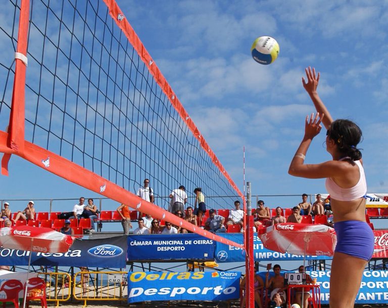 mulher a jogar voleibol na praia em oeiras