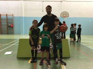 jogos de oeiras crianças a jogar basquetebol