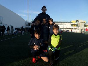 jogos de oeiras crianças a jogar futebol