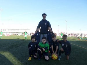 jogos de oeiras crianças a jogar futebol