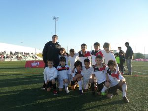 jogos de oeiras crianças a jogar futebol