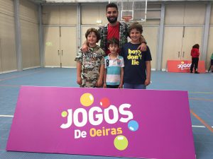 jogos de oeiras crianças a jogar basquetebol