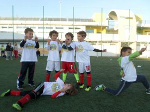 jogos de oeiras crianças a jogar futebol