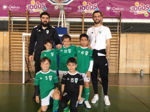 jogos de oeiras crianças a jogar futsal