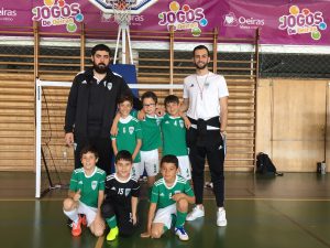 jogos de oeiras crianças a jogar futsal