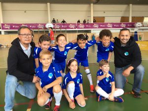 jogos de oeiras crianças a jogar futsal