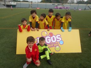 jogos de oeiras crianças a jogar futebol