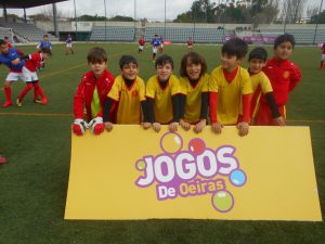 jogos de oeiras crianças a jogar futebol