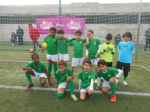 jogos de oeiras crianças a jogar futebol