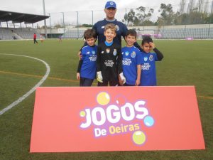 jogos de oeiras crianças a jogar futebol