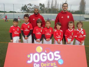 jogos de oeiras crianças a jogar futebol