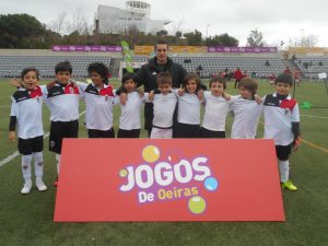 jogos de oeiras crianças a jogar futebol