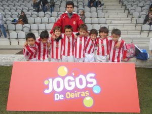 jogos de oeiras crianças a jogar futebol