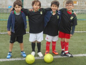 jogos de oeiras crianças a jogar futebol