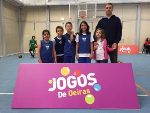 jogos de oeiras crianças a jogar basquetebol