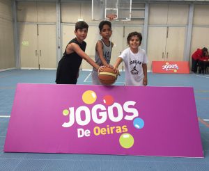 jogos de oeiras crianças a jogar basquetebol