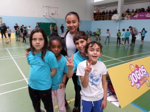 jogos de oeiras crianças a jogar basquetebol