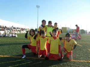 jogos de oeiras crianças a jogar futebol