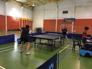 Jogos de Oeiras crianças e adultos a jogar ténis de mesa