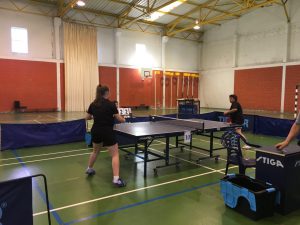 Jogos de Oeiras crianças e adultos a jogar ténis de mesa