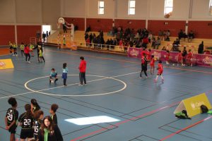 jogos de oeiras crianças a jogar andebol