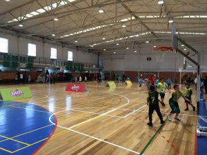 jogos de oeiras crianças a jogar basquetebol