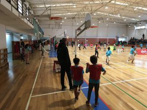 jogos de oeiras crianças a jogar basquetebol