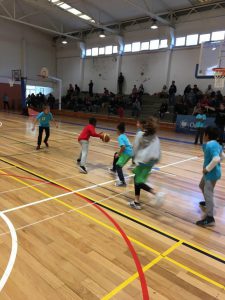 jogos de oeiras crianças a jogar basquetebol