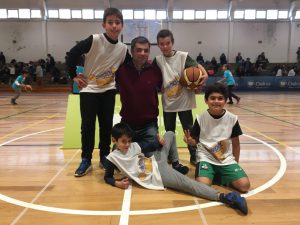 jogos de oeiras crianças a jogar basquetebol