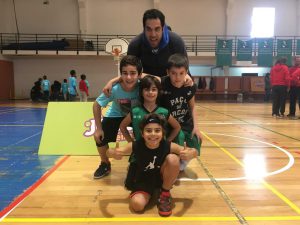 jogos de oeiras crianças a jogar basquetebol