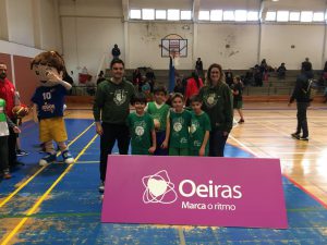 jogos de oeiras crianças a jogar basquetebol