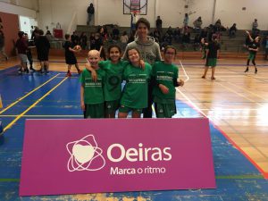 jogos de oeiras crianças a jogar basquetebol