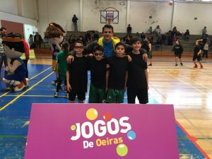 jogos de oeiras crianças a jogar basquetebol