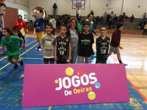 jogos de oeiras crianças a jogar basquetebol