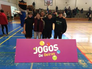 jogos de oeiras crianças a jogar basquetebol