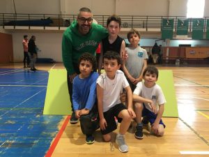 jogos de oeiras crianças a jogar basquetebol