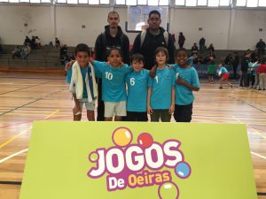 jogos de oeiras crianças a jogar basquetebol