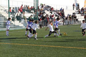 jogos de oeiras crianças a jogar futebol