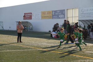 jogos de oeiras crianças a jogar futebol