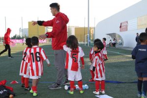 jogos de oeiras crianças a jogar futebol