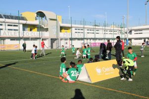 jogos de oeiras crianças a jogar futebol