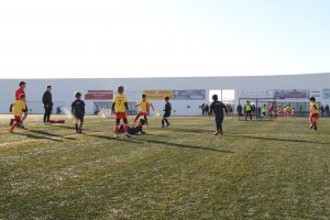 jogos de oeiras crianças a jogar futebol