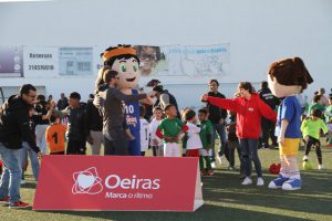 jogos de oeiras crianças a jogar futebol