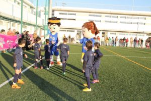 jogos de oeiras crianças a jogar futebol