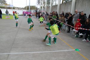 jogos de oeiras crianças a jogar futebol