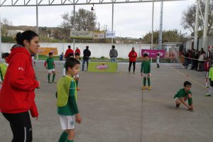 jogos de oeiras crianças a jogar futebol