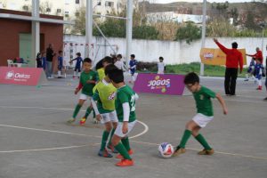 jogos de oeiras crianças a jogar futebol