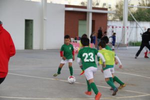 jogos de oeiras crianças a jogar futebol