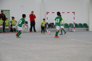 jogos de oeiras crianças a jogar futebol